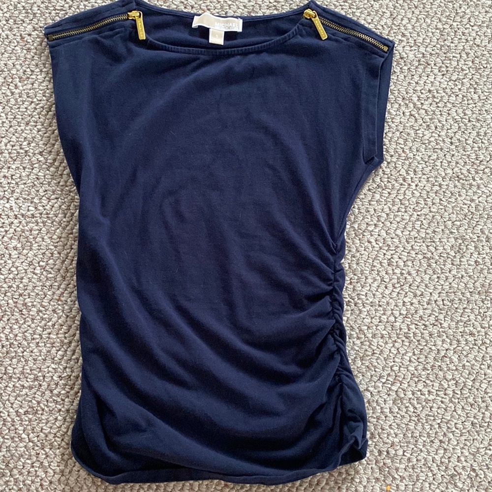 ⭐️Michael kors woman’s shirt size S. Worn a few times in perfect condition.